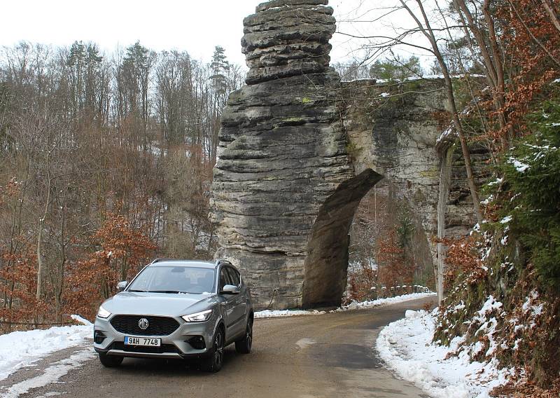 Jako auto na rodinné výlety se MG ZS hodí