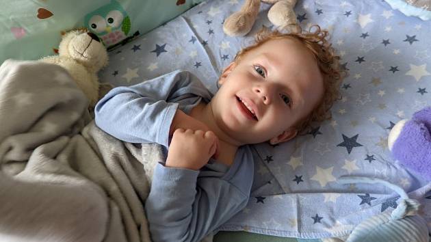 Le petit Martínek, atteint d’une maladie rare, s’envole pour la France pour se faire soigner