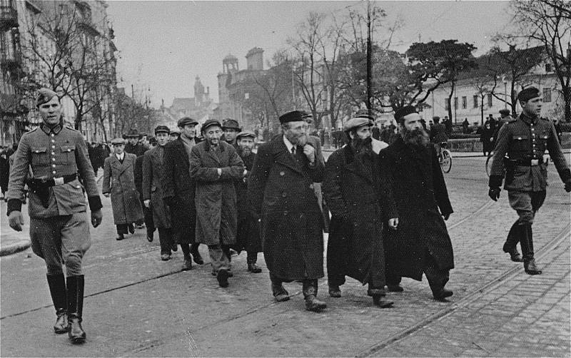 Odvádění židovských mužů na nucené práce prapory řádné policie, Krakowskie Przedmieście, březen 1940