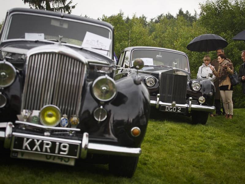 Desítky milovníků aut značek Rolls-Royce a Bentley se sešli 17. května v pražské Dubči na prvním setkání příznivců těchto luxusních aut v Česku.