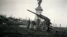 Pomník Petra I. v Taganrogu během boje proti německé okupaci