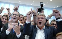 Reakce na předběžné výsledky voleb ve štábu saské AfD (zleva Jörg Urban a Jörg Meuthen)
