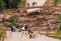 V brazilském dole se protrhla přehrada s hlušinou.