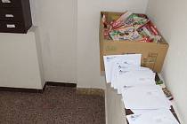 Desítky dopisů se povalovaly bez vědomí adresátů na chodbě a ve schránkách na ulici K.H. Máchy 4 v Bruntále