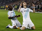 Fotbalisté Chelsea David Luiz (vpravo) a Victor Moses se radují z gólu proti Basileji.