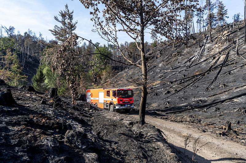 Požár v národním parku České Švýcarsko, 4. srpna 2022, Děčínsko. Hasiči projíždí Pravčickým dolem.