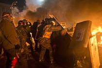 Kyjev prožil noc v plamenech, mrtvých je zřejmě přes dvacet.