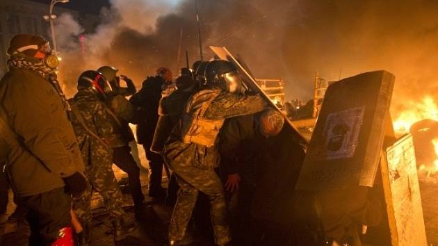 Kyjev prožil noc v plamenech, mrtvých je zřejmě přes dvacet.