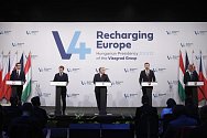 Francouzský prezident Emmanuel Macron (druhý zleva) na schůzce s premiéry zemí V4 (zleva) Mateuszem Morawieckým z Polska, Viktorem Orbánem z Maďarska, Eduardem Hegerem ze Slovenska a Andrejem Babišem z ČR v Budapešti 13. prosince 2021.