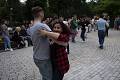 Lidé tancují v parku Tarase Ševčenka v Kyjevě