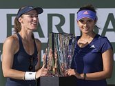 Martina Hingisová (vlevo) ovládla se Sanií Mirzaovou čtyřhru na turnaji v Indian Wells.