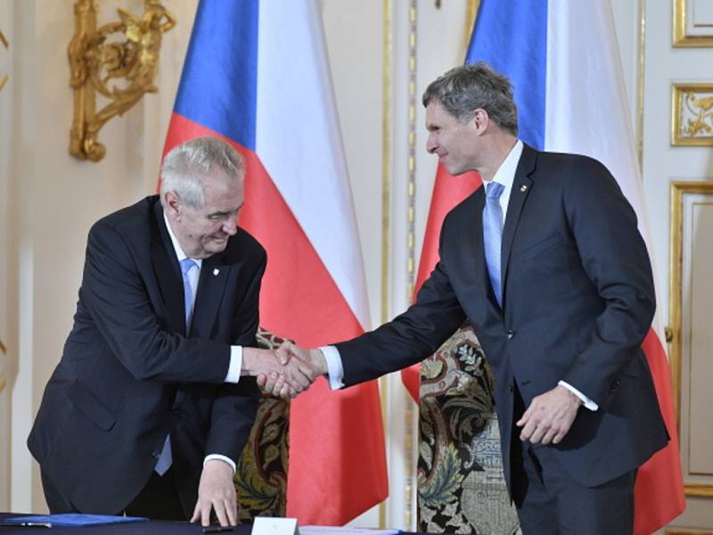 Prezident České republiky Miloš Zeman (vlevo) a předseda ČOV Jiří Kejval podepsali na Pražském hradě přihlášku na zimní hry v Pchjongčchangu 2018.