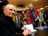 Bývalý předseda československé vlády Lubomír Štrougal (vlevo) podepisoval 5. ledna v Praze své dvě knihy Paměti a úvahy a Ještě pár odpovědí.