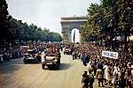 Osvobození Paříže v roce 1944. Američané ponechali část bojů o hlavní město Francouzům a de Gaulle tak mohl do Paříže vstoupit se svými jednotkami jako jeden z prvních.