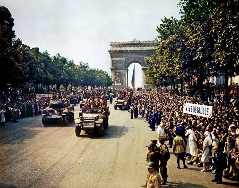 Osvobození Paříže v roce 1944. Američané ponechali část bojů o hlavní město Francouzům a de Gaulle tak mohl do Paříže vstoupit se svými jednotkami jako jeden z prvních.