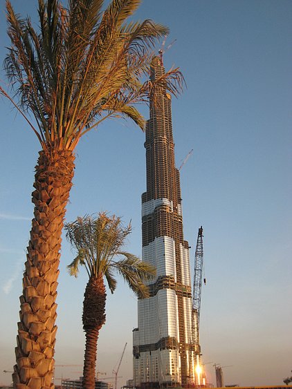 Stavba nejvyššího mrakodrapu světa nazvaného Burdž al-Dubaj se se svými šesti sty metry tyčí na místě, kde ještě před nedávnem byla palmami porostlá poušť.