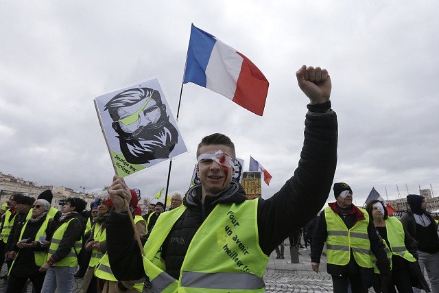 Ve Francii znovu vyšli do ulic příznivci hnutí žlutých vest