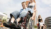 Desítky dětí si mohly osobně vyzkoušet těžkosti nástrah, se kterými se každodenně setkávají tělesně postižení
