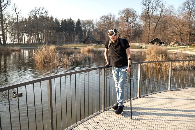 Implantáty v mozku a páteři dříve ochrnutému muži umožnily znovu chodit