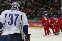 Týmy Česka a Slovenska se na OH utkaly čtyřikrát, mj. ve čtvrtfinále her v Turíně v roce 2006 (na snímku).