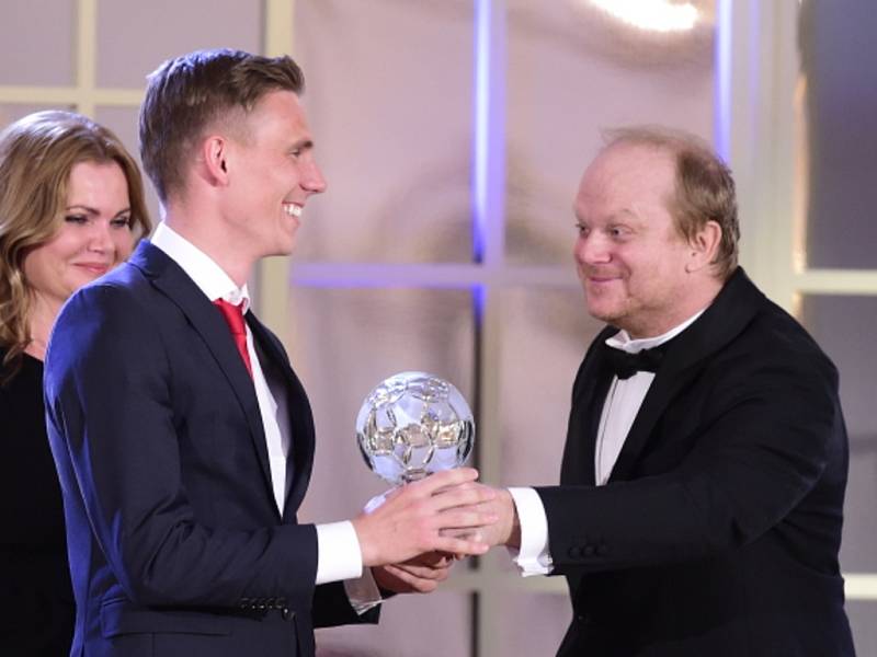 Bořek Dočkal (vlevo) přebírá od herce Davida Novotného cenu za třetí místo v anketě Fotbalista roku.