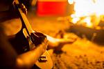 Táborák a hra na kytaru patří neodmyslitelně k sobě