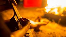 Táborák a hra na kytaru patří neodmyslitelně k sobě