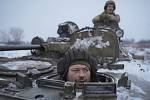 Ukrajinští vojáci v obrněném vozidle poblíž frontové linie s proruskými separatisty v oblasti Luhansku na snímku z 28. ledna 2022
