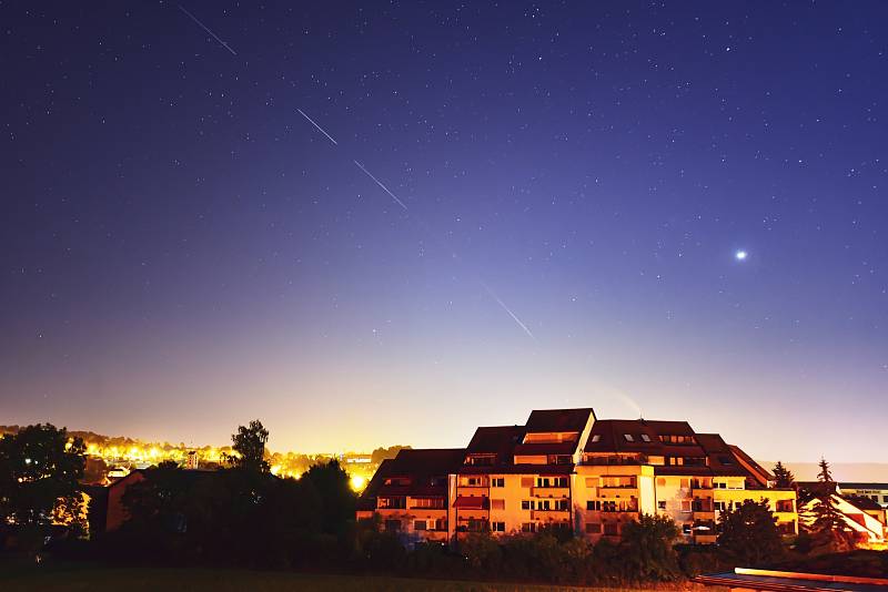 Satelity Starlink na noční obloze