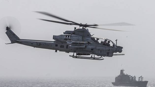 Bojový vrtulník americké armády AH-1Z Viper od firmy Bell na snímku z 18. července 2019 při operaci v Hormuzském průlivu mezi Perským zálivem a Arabským mořem