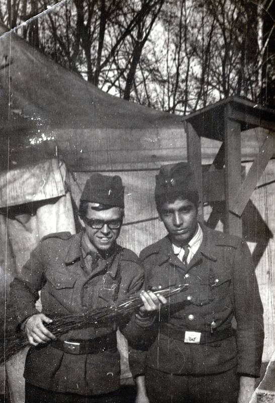 SE SPOLUBOJOVNÍKEM. Luboš Koutný (vlevo) s jedním ze svých „spolubojovníků“ ze železničního vojska.
