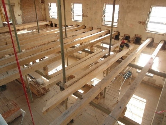 Práce na obnově původních dřevěných stropů ve Winternitzových mlýnech