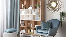 Ve velkém se do obývacích pokojů vracejí nízké komody. Elegantní skříňky schovají to, co má být skryto, a přitom nechají dost prostoru například pro umístění váz, dekorací nebo obrazů. I knihovna či regál mohou být považovány za příjemnou dekoraci.