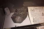 Úlomek z meteoritu, který 7. listopadu 1492 dopadl nedaleko alsaského městečka Ensisheim ve Francii, v Národním přírodovědném muzeu v Paříži