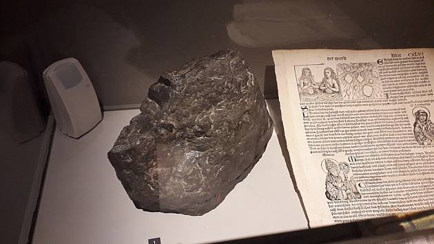 Úlomek z meteoritu, který 7. listopadu 1492 dopadl nedaleko alsaského městečka Ensisheim ve Francii, v Národním přírodovědném muzeu v Paříži