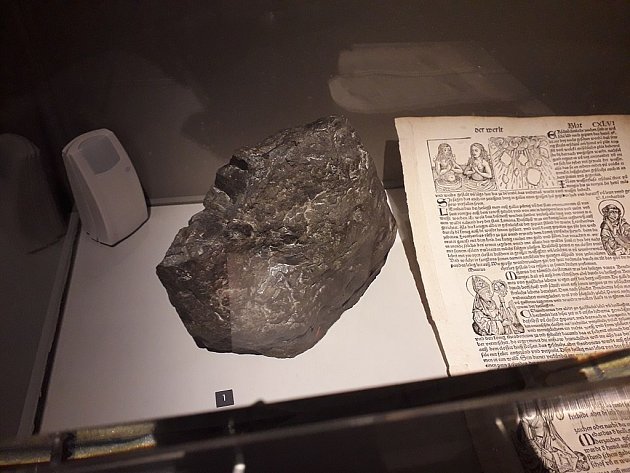 Úlomek z meteoritu, který 7. listopadu 1492 dopadl nedaleko alsaského městečka Ensisheim ve Francii, v Národním přírodovědném muzeu v Paříži