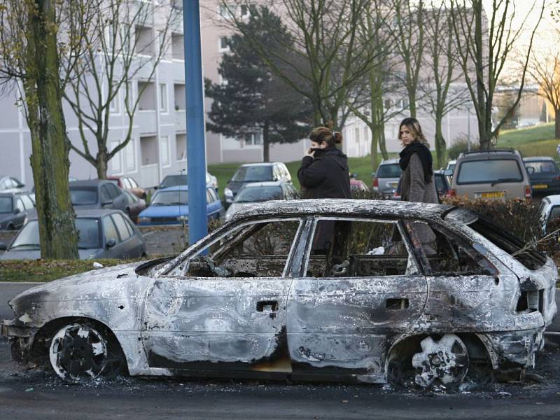 Více než sedmdesát vozů a budov se ocitlo v plamenech, včetně knihovny, dvou škol a několika obchodů.