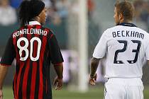 David Beckham (vpravo) a Ronaldinho v přátelském utkání mezi Los Angeles Galaxy a AC Milán.