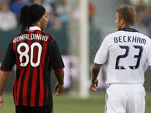 David Beckham (vpravo) a Ronaldinho v přátelském utkání mezi Los Angeles Galaxy a AC Milán.