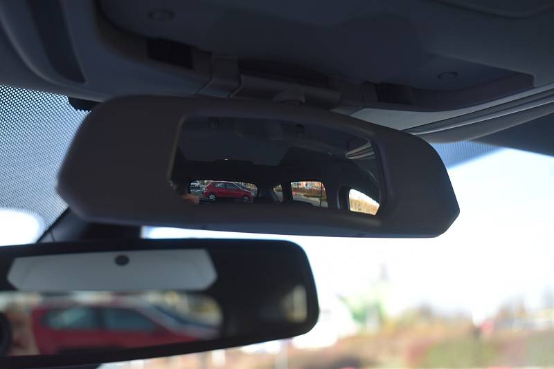 Druhé zpětné zrcátko pro sledování dění uvnitř auta