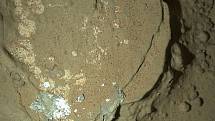 Rover Curiosity posílá na svou domovskou planetu lidstvu snímky povrchu Marsu.