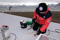 Začátek opravy střechy hlavní budovy české vědecké stanice Johanna Gregora Mendela na Antarktidě.