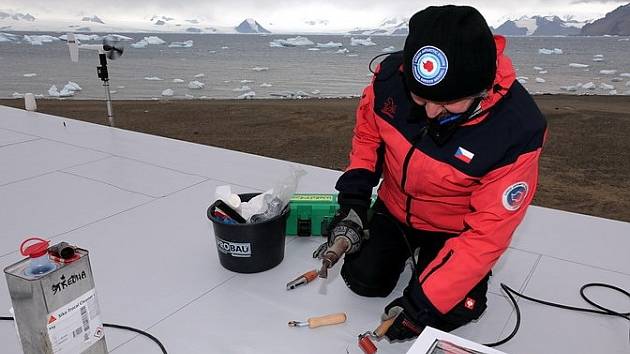 Začátek opravy střechy hlavní budovy české vědecké stanice Johanna Gregora Mendela na Antarktidě.