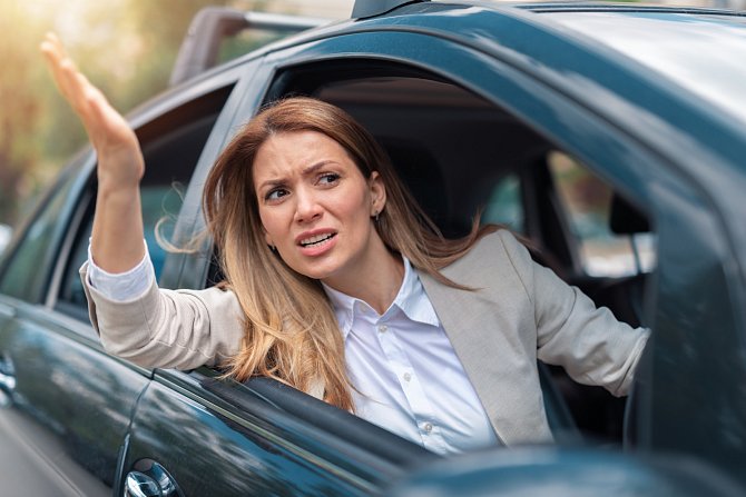 Nadávkou za volantem si lze ulevit ve stresové situaci. Je ale vhodnější ulevit si se zavřenými okny a potichu.