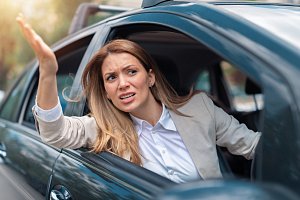 Nadávkou za volantem si lze ulevit ve stresové situaci. Je ale vhodnější ulevit si se zavřenými okny a potichu.