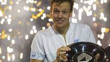 Český vítěz tenisového turnaje v Rotterdamu nezískal jen tuhle nádhernou trofej, ale i 330 750 dolarů a 500 bodů do žebříčku.