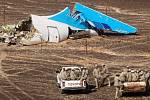 NEJVĚTŠÍ LETECKÉ KATASTROFY ZA POSLEDNÍCH DESET LET. Trosky ruského airbusu v sinajské poušti po teroristickém bombovém útoku, který 31. října 2015 zabil všech 224 lidí na palubě.