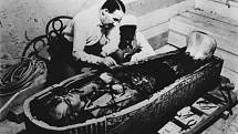 Archeolog Howard Carter prozkoumává egyptského faraona Tutanchamona.
