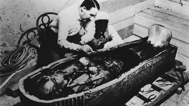 Archeolog Howard Carter prozkoumává egyptského faraona Tutanchamona.