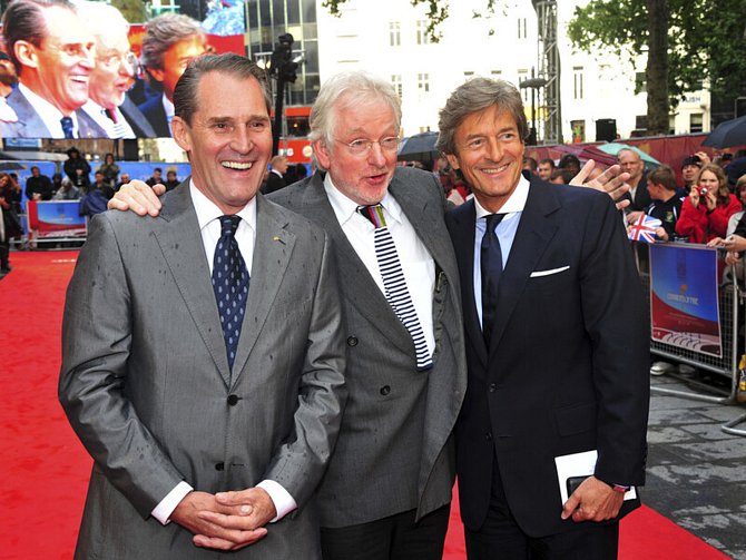 Britský režisér Hugh Hudson (uprostřed) s herci Benem Crossem (vlevo) a Nigelem Haversem v Londýně na snímku z 10. července 2012